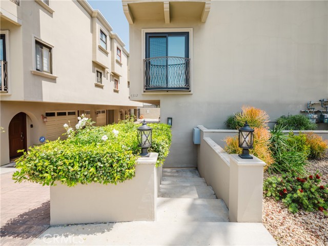 Detail Gallery Image 2 of 22 For 4312 Tujunga Ave #3,  Studio City,  CA 91604 - 2 Beds | 3 Baths