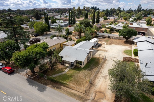 725 Michigan Avenue, Beaumont CA: https://media.crmls.org/medias/280980d0-73fe-497d-910f-6a137db4ef81.jpg