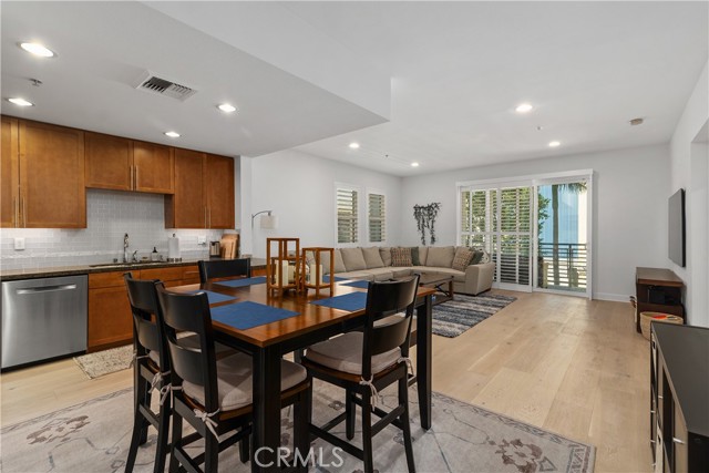300 E 4th Street, Long Beach CA: https://media.crmls.org/medias/2809ef4b-032d-4503-b67e-9dd50c07eca7.jpg
