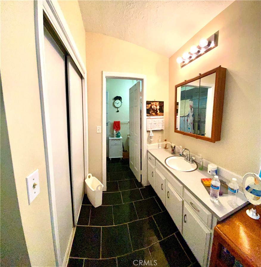 https://media.crmls.org/medias/280a5bf5-732a-4618-845d-2e0104a1390f.jpg?preset=X-Large