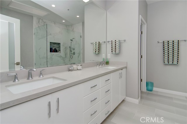 Detail Gallery Image 13 of 21 For 200 Paris Ln #311,  Newport Beach,  CA 92663 - 2 Beds | 2 Baths