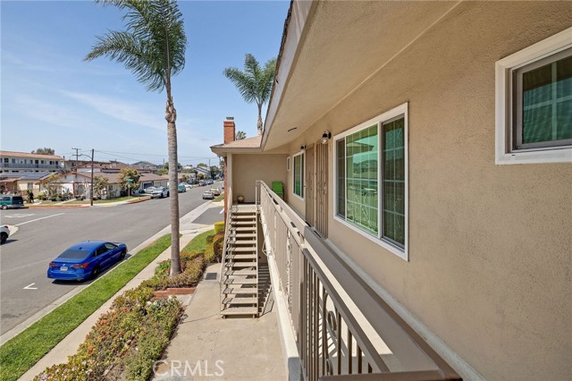 12532 Cranbrook Avenue, Hawthorne CA: https://media.crmls.org/medias/280df0ab-3910-42bd-97a5-c3ffcd14a5d3.jpg