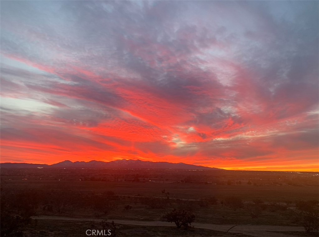 https://media.crmls.org/medias/281201fc-249b-451f-a3c1-fa456fee445b.jpg?preset=X-Large