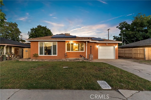 Detail Gallery Image 1 of 17 For 2202 N Lomita Ave, Fresno,  CA 93703 - 3 Beds | 2 Baths