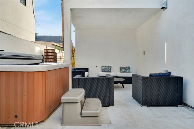 5226 W 20th Street, Los Angeles CA: https://media.crmls.org/medias/2813b103-b53c-4939-b590-e6f16db8ec91.jpg