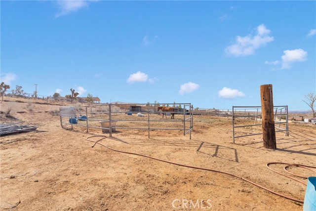 25733 Roundup Way, Apple Valley CA: https://media.crmls.org/medias/28171d1a-a0b4-4bb2-9c27-38c987e57995.jpg