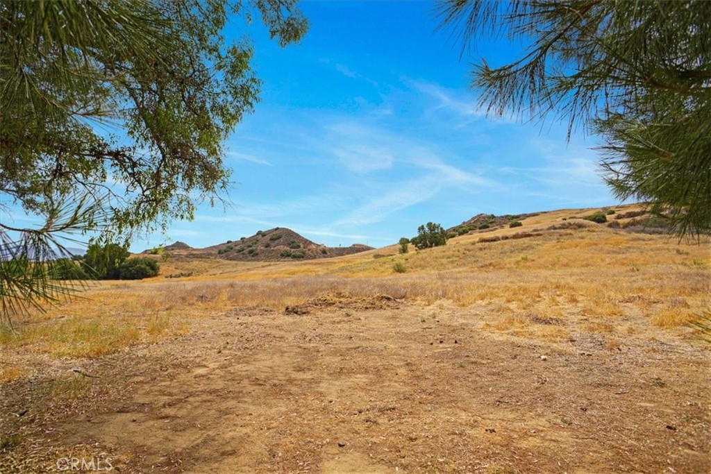 https://media.crmls.org/medias/28235267-8559-4973-9323-1aff25a23447.jpg?preset=X-Large