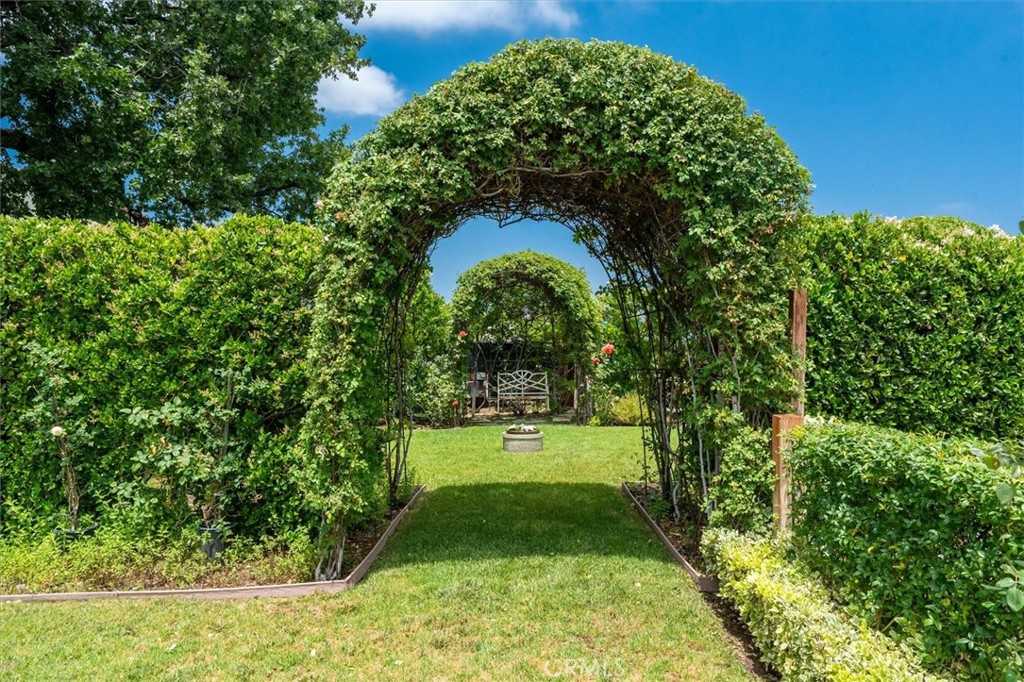 https://media.crmls.org/medias/28242b8d-acb3-4e0f-8c28-11d572a69ed2.jpg?preset=X-Large