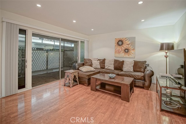Detail Gallery Image 16 of 59 For 4950 Louise Ave #105,  Encino,  CA 91316 - 2 Beds | 2 Baths