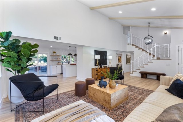 Detail Gallery Image 9 of 49 For 10900 Remmet Ave, Chatsworth,  CA 91311 - 5 Beds | 3 Baths