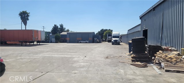 1960 S Date Avenue, Bloomington, California 92316, ,Commercial Lease,For Rent,1960 S Date Avenue,CRTR24237222