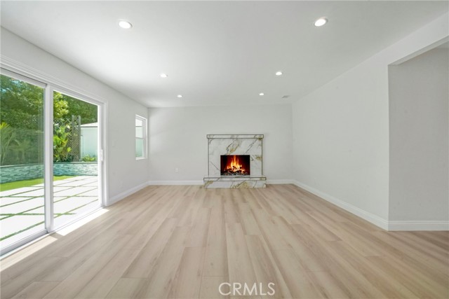 Detail Gallery Image 11 of 32 For 19120 Bessemer St, Tarzana,  CA 91335 - 4 Beds | 3 Baths