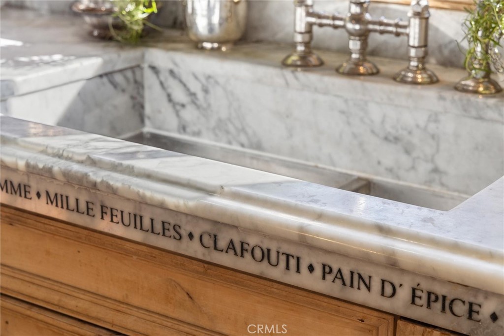 https://media.crmls.org/medias/282e55f7-5a7b-43c3-ae55-75f633055534.jpg?preset=X-Large