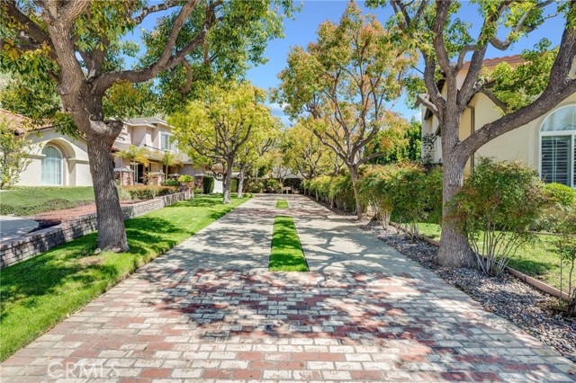 Long Driveway that can accomodate 4 cars