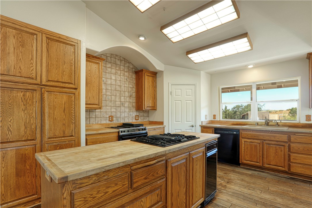 Detail Gallery Image 3 of 66 For 4425 Coyote Creek Ln, Creston,  CA 93432 - 4 Beds | 4/2 Baths