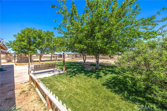 22818 Sitting Bull Road, Apple Valley CA: https://media.crmls.org/medias/28333ddd-7202-49ac-acef-a13a71d56239.jpg