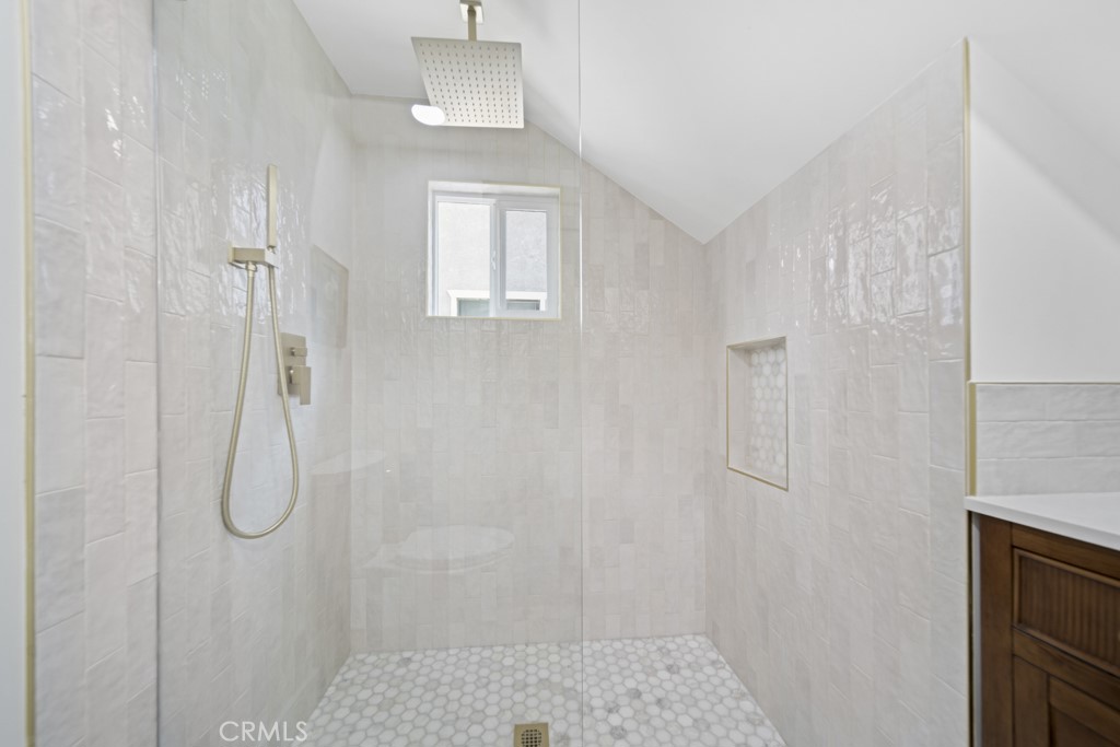 https://media.crmls.org/medias/28345179-da54-4a8f-a58a-63ac8f5dcb4a.jpg?preset=X-Large