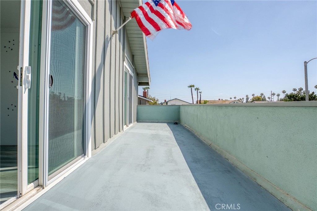 https://media.crmls.org/medias/2834e4b0-57e9-41cb-9ab3-a6330b50824f.jpg?preset=X-Large
