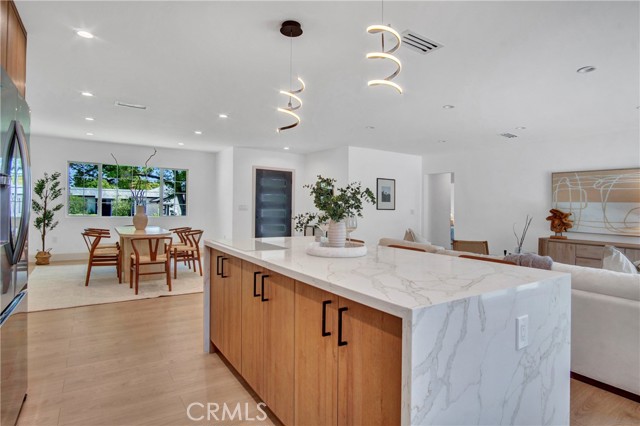 Detail Gallery Image 5 of 34 For 18406 Jovan St, Tarzana,  CA 91335 - 5 Beds | 4 Baths