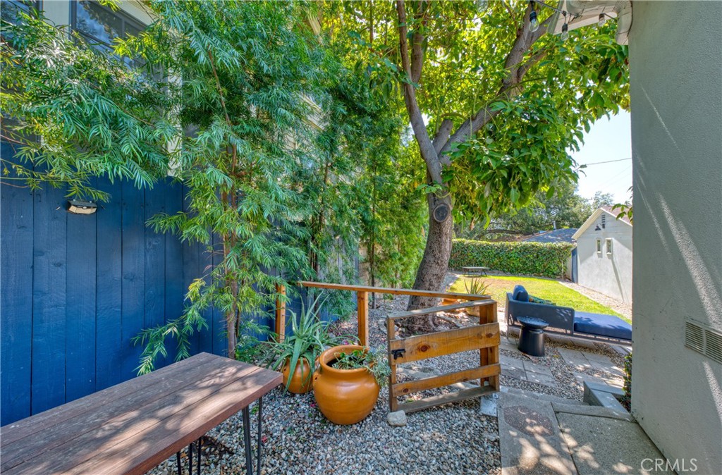 https://media.crmls.org/medias/2837e90a-88e8-4e7c-96b7-6d27a00d18d9.jpg?preset=X-Large