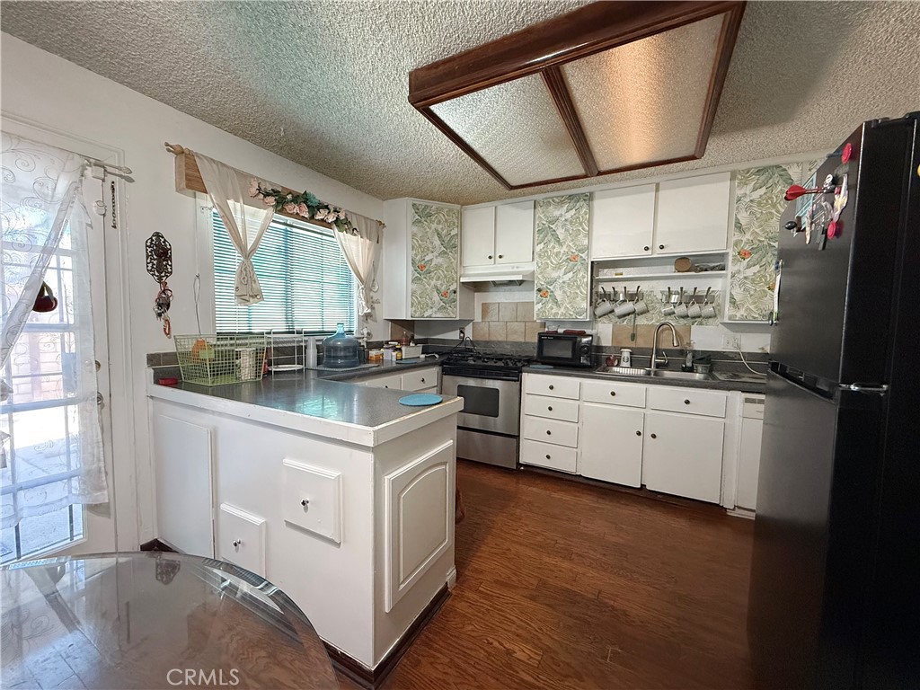 https://media.crmls.org/medias/283d66b6-02f3-4a1b-859b-842a053989ca.jpg?preset=X-Large