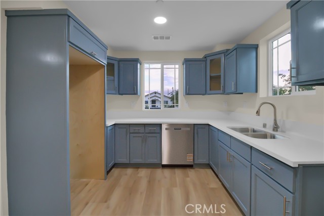 Detail Gallery Image 3 of 16 For 817 W G St, Wilmington,  CA 90744 - 4 Beds | 4 Baths