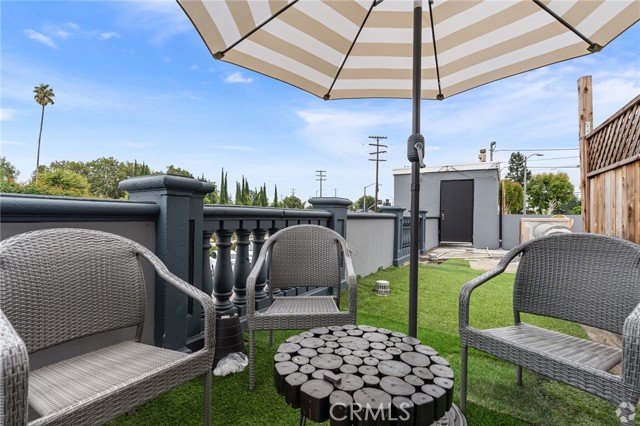 Detail Gallery Image 2 of 7 For 6000 Woodman Ave a,  Van Nuys,  CA 91401 - 2 Beds | 1 Baths