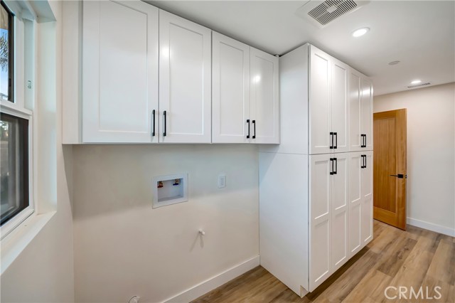 Detail Gallery Image 21 of 41 For 24250 Friar St, Woodland Hills,  CA 91367 - 4 Beds | 4 Baths