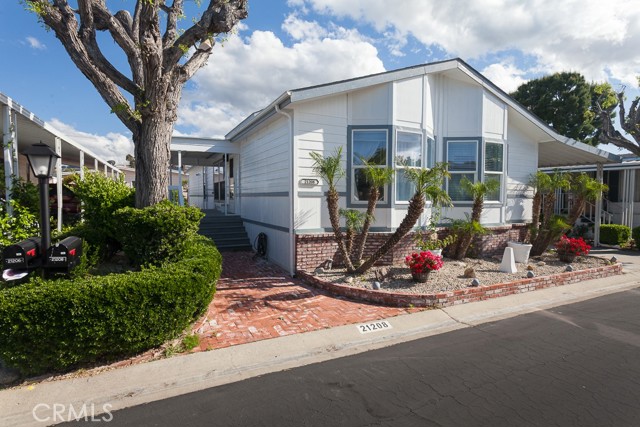 Detail Gallery Image 1 of 16 For 21208 Blue Curl Way #1,  Canyon Country,  CA 91351 - 3 Beds | 2 Baths