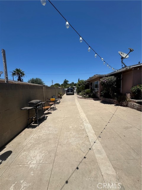 2124 W Civic Center Drive, Santa Ana CA: https://media.crmls.org/medias/28454a95-f7c2-4600-b969-f97026d31cd7.jpg