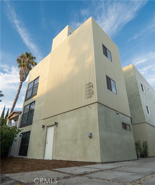 1122 N Beachwood Unit: 1/2