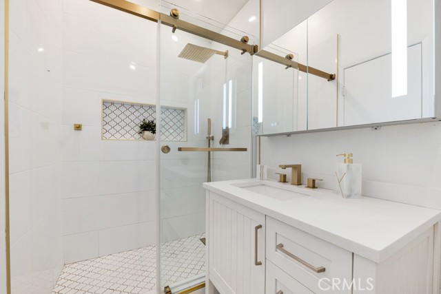 Detail Gallery Image 13 of 28 For 9635 Sepulveda Bld #1,  North Hills,  CA 91343 - 3 Beds | 2/1 Baths