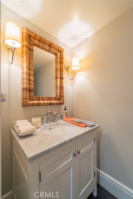 4 Santa Cruz Court, Manhattan Beach CA: https://media.crmls.org/medias/2846377b-8f30-4bfd-9ed9-4f96bcc32220.jpg