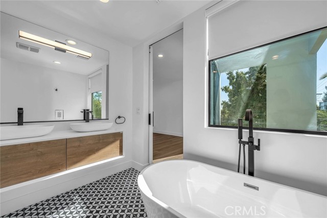 Detail Gallery Image 15 of 28 For 1531 Wellesley, Los Angeles,  CA 90025 - 4 Beds | 3 Baths