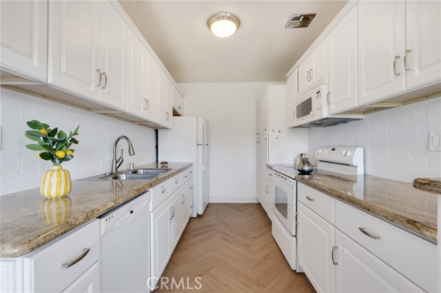 5400 Newcastle Avenue, Encino CA: https://media.crmls.org/medias/284bf3d2-b7f7-457b-98df-e954f4635667.jpg