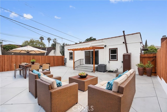 6010 S Verdun Avenue, Los Angeles CA: https://media.crmls.org/medias/284cb9d0-e318-44ac-9599-5a8023e1c624.jpg