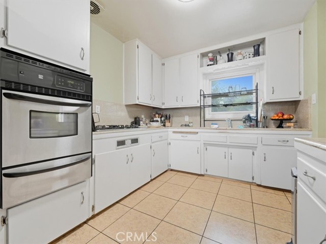17962 Merrill Avenue, Fontana CA: https://media.crmls.org/medias/284dcbc7-58dd-4400-8f0f-bef8ce76179a.jpg