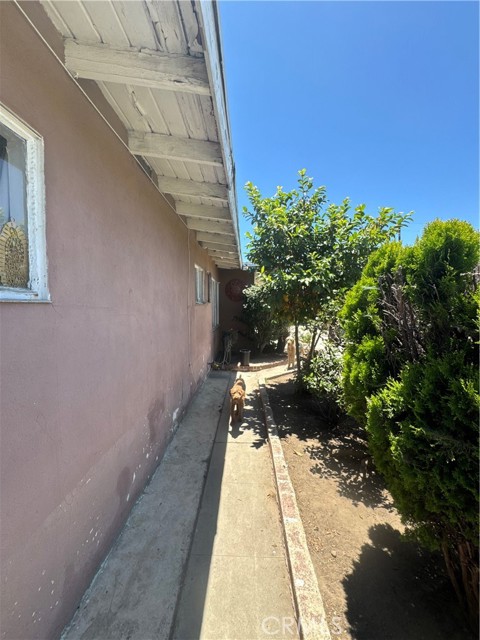 2124 W Civic Center Drive, Santa Ana CA: https://media.crmls.org/medias/2850c67b-6042-448d-9d9a-36b1ef5cdb5c.jpg