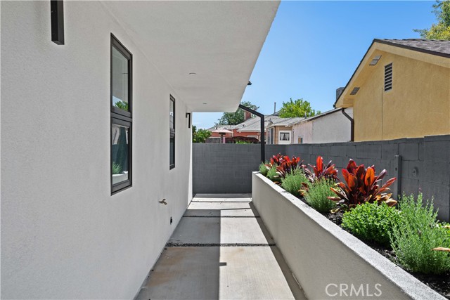 6704 1/2 Kester Avenue, Van Nuys CA: https://media.crmls.org/medias/28510fa4-e108-4cfa-ac4e-a8cfb1db27b5.jpg
