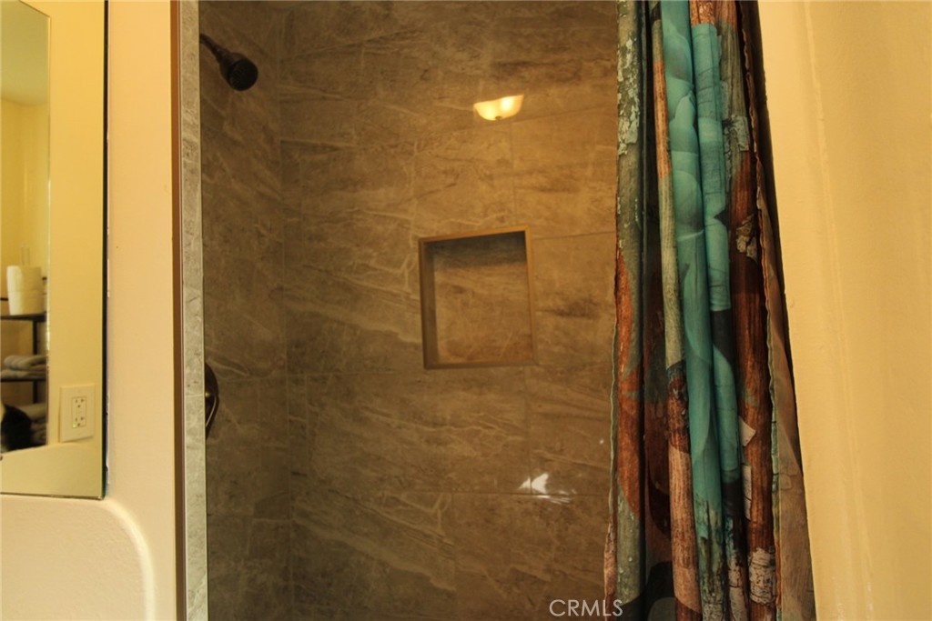 https://media.crmls.org/medias/28546f08-5507-44a2-80aa-634b93b57f36.jpg?preset=X-Large