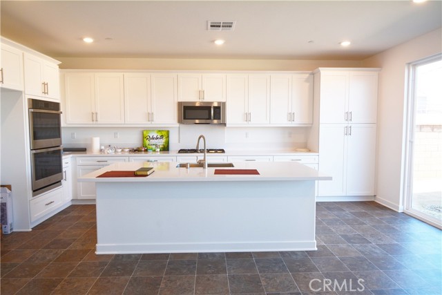2553 E Kiwi Ct, Ontario CA: https://media.crmls.org/medias/2859710a-efc9-4016-981d-7965ef0a0552.jpg