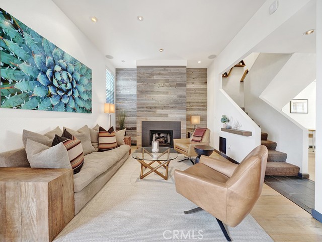 Detail Gallery Image 1 of 1 For 811 W 15th St 2b,  Newport Beach,  CA 92663 - 2 Beds | 2/1 Baths