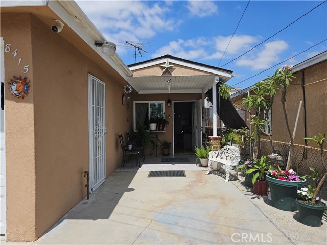 Detail Gallery Image 3 of 11 For 8415 Elburg St, Paramount,  CA 90723 - 2 Beds | 1 Baths