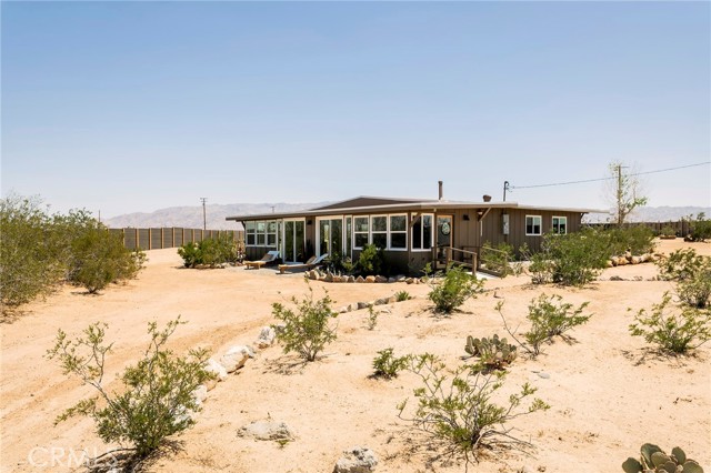 70315 Indian Trail, 29 Palms CA: https://media.crmls.org/medias/285f5a42-4afc-4d45-9e3f-313121a4012a.jpg