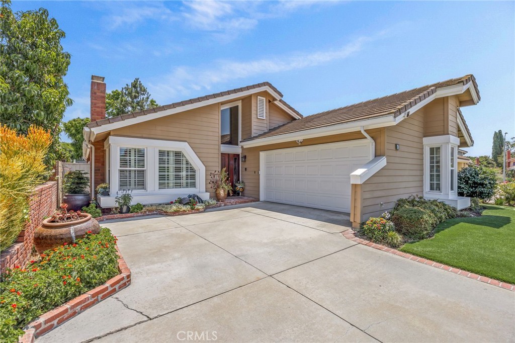 MLS #OC25161685 img 1