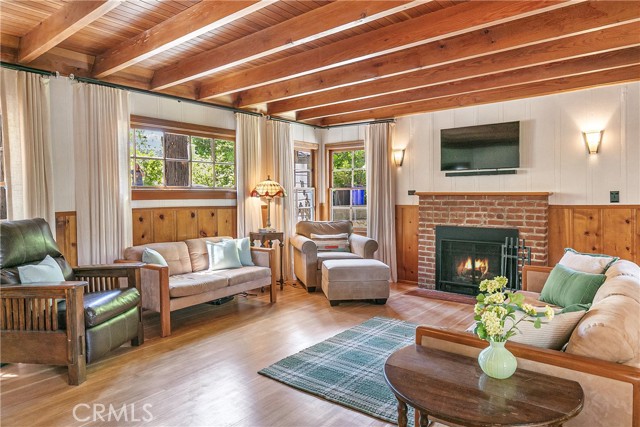 187 Cedar Circle Circle, Lake Arrowhead CA: https://media.crmls.org/medias/2862c859-c955-4901-8cc6-01bc00c43b19.jpg