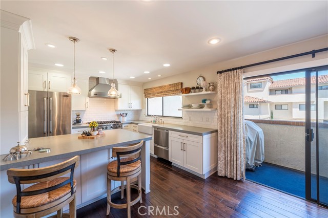 4 Santa Cruz Court, Manhattan Beach CA: https://media.crmls.org/medias/286328e3-bd1c-4039-94ed-26e315288d5c.jpg