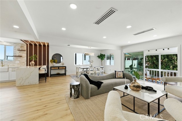Detail Gallery Image 4 of 16 For 13021 Killion St, Sherman Oaks,  CA 91401 - 3 Beds | 2/1 Baths