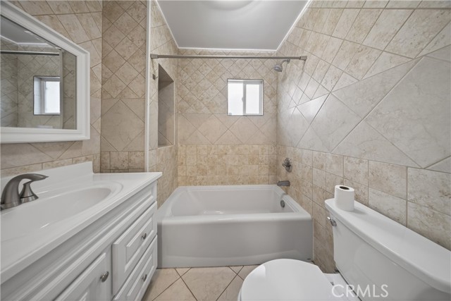 Detail Gallery Image 17 of 32 For 6906 Mclennan Ave, Lake Balboa,  CA 91406 - 3 Beds | 3 Baths