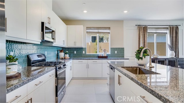 Detail Gallery Image 4 of 26 For 17561 Bassets St, Hesperia,  CA 92345 - 5 Beds | 3 Baths